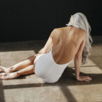 Una abuela de 61 años luce increíble en su traje de baño blanco y redefine los estándares de belleza