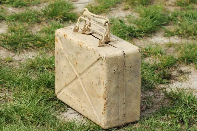 Una pareja encontró dos cajas de comida de 1951 ocultas en el techo del sótano, revelando su tesoro escondido