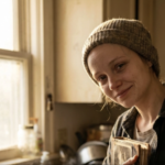 La chica del impermeable azul marino que llamó a mi puerta y devolvió la vida a mi corazón roto