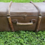 La chica encontró una vieja maleta en el parque. Se la llevó a casa y la abrió.