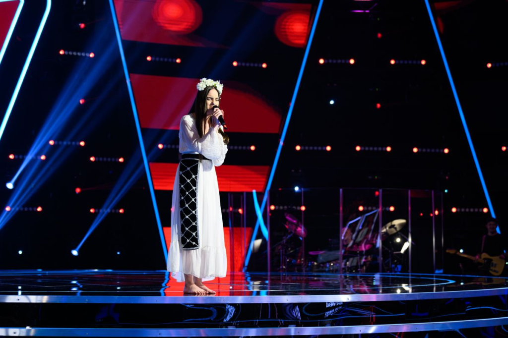 She Walked Onto the Stage Barefoot… Seconds Later Her Voice Turned Every Chair