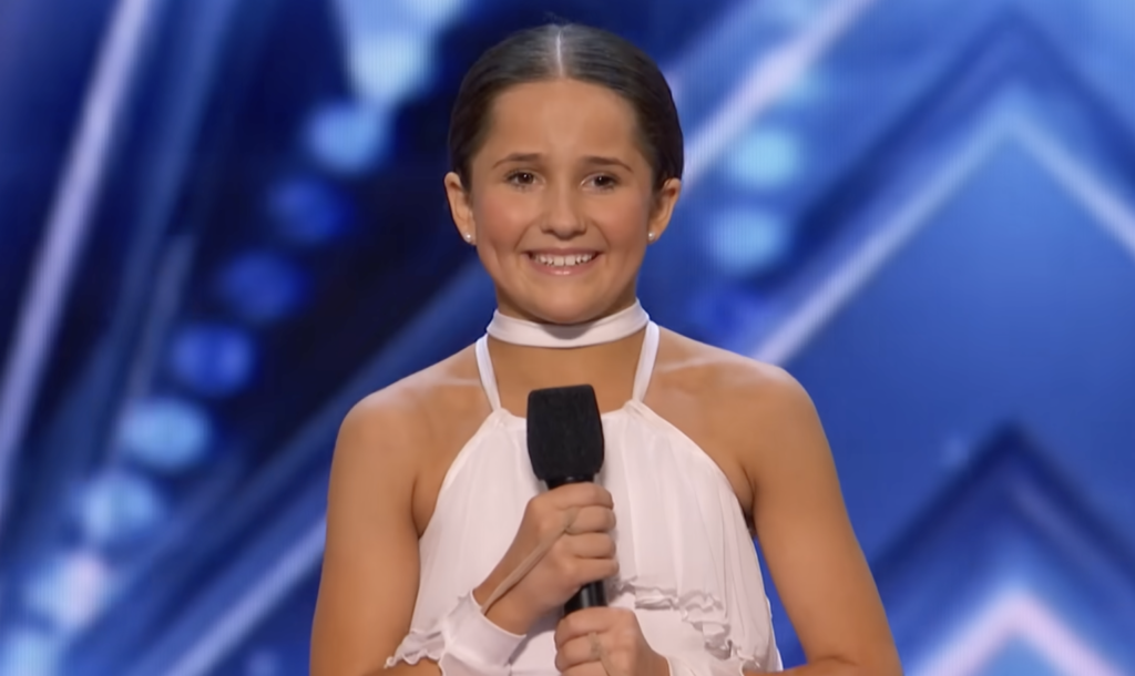 È salita sul palco nervosa… ma ha trasformato la sua storia in qualcosa che la gente ricorda ancora.