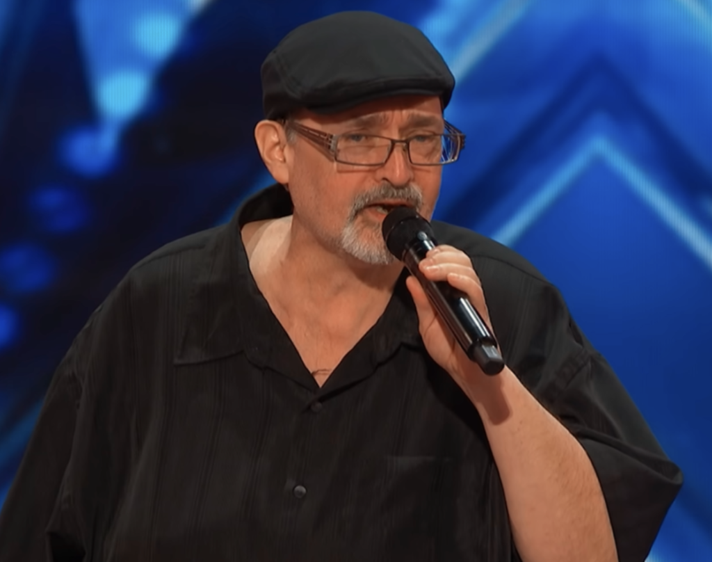 La actuación de un conserje de secundaria sorprende a los jueces y se gana el golden buzzer en America’s Got Talent.